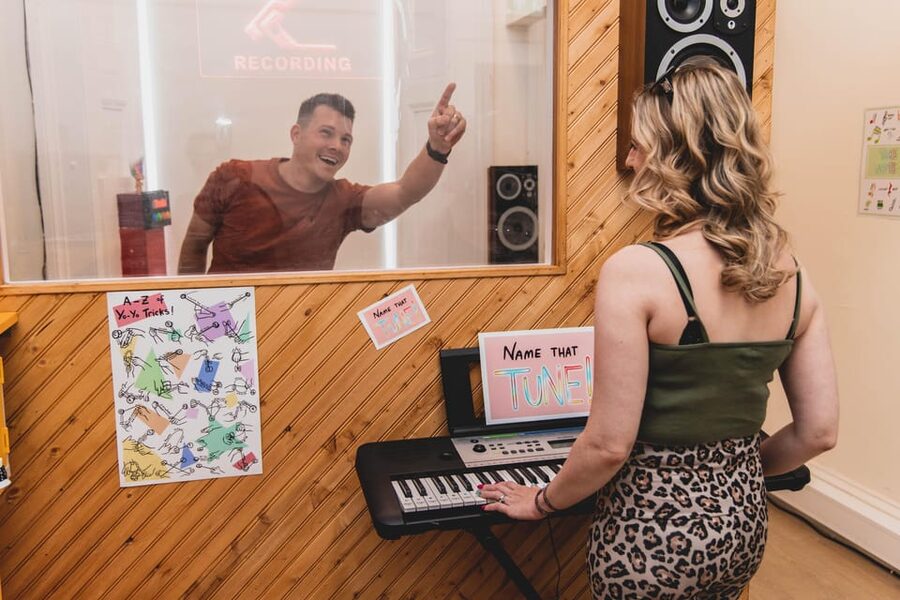 Glasgow: Stuck in the 90s... A Nostalgic Musical Escape Room - Why the 90s setting makes the puzzles more fun