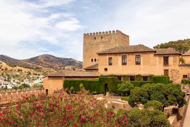 Granada (Alhambra) Scavenger Hunt and Sights Self-Guided Tour - A playful way to see Alhambra without another ticket