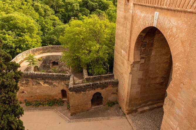Granada (Alhambra) Scavenger Hunt and Sights Self-Guided Tour - The Gate of Justice and the route’s first major stop