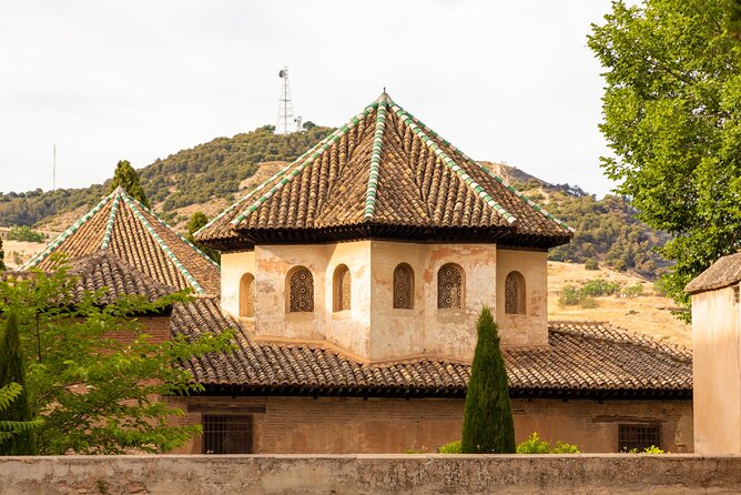 Granada (Alhambra) Scavenger Hunt and Sights Self-Guided Tour - Plaza de los Aljibes and the open spaces