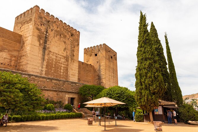 Granada (Alhambra) Scavenger Hunt and Sights Self-Guided Tour - Finding your way through the free-access area