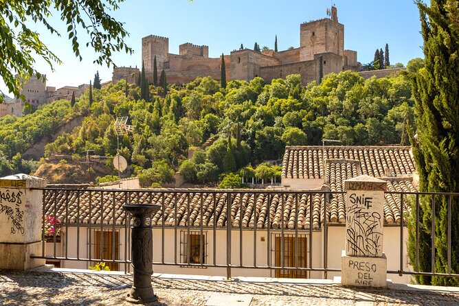 Granada Scavenger Hunt and Sights Self-Guided Tour - How the clues and questions work