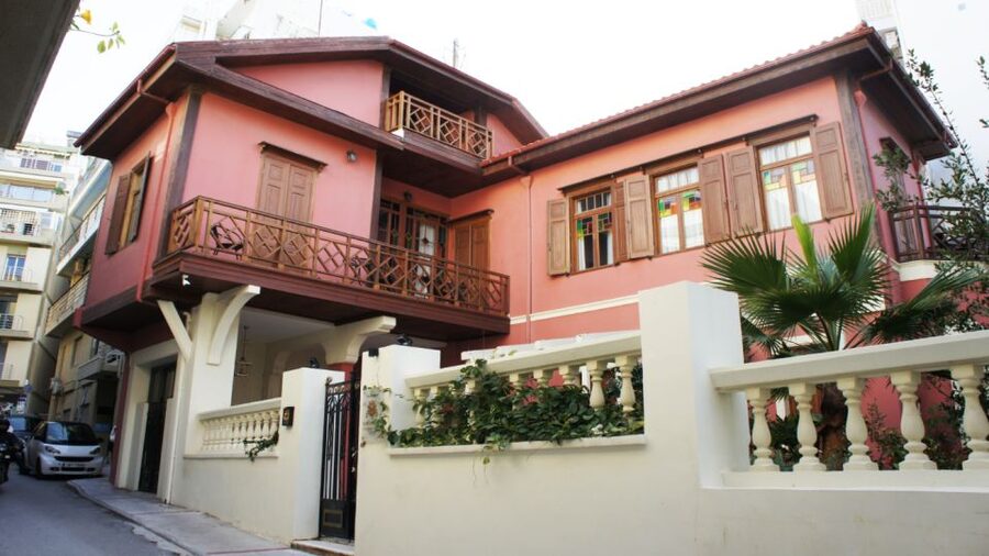 Heraklion: Family Zorba Treasure Hunt with Food Stop - Who will enjoy this most?