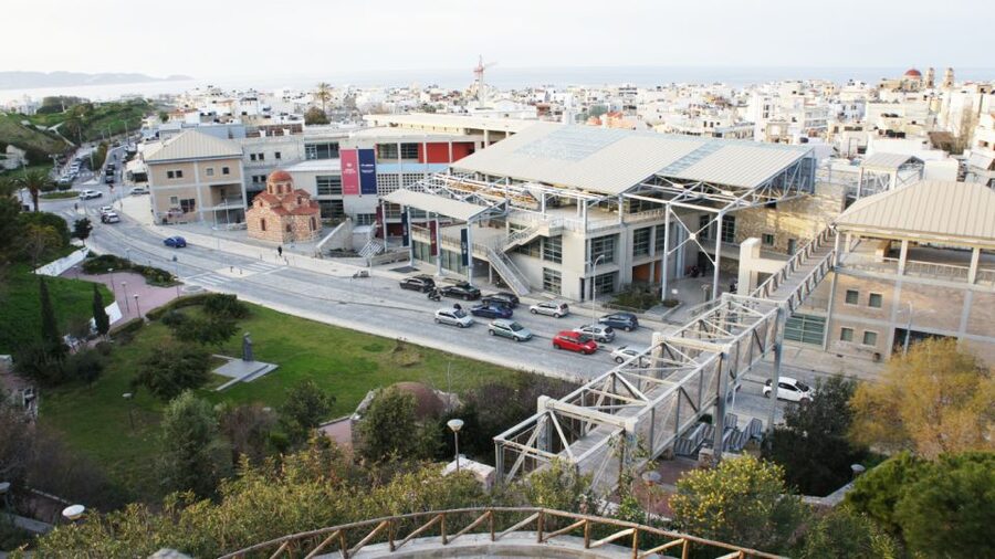 Heraklion: Family Zorba Treasure Hunt with Food Stop - Fountains and churches on the final stretch