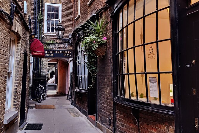 Immersive London Treasure Hunt Adventure - Outdoor Escape Room - From Passages to Arcades: What You Notice Along the Route
