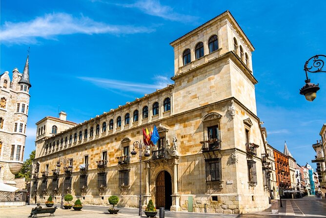León Scavenger Hunt and Sights Self-Guided Tour - Photo Tasks for Couples, Families, and Friends