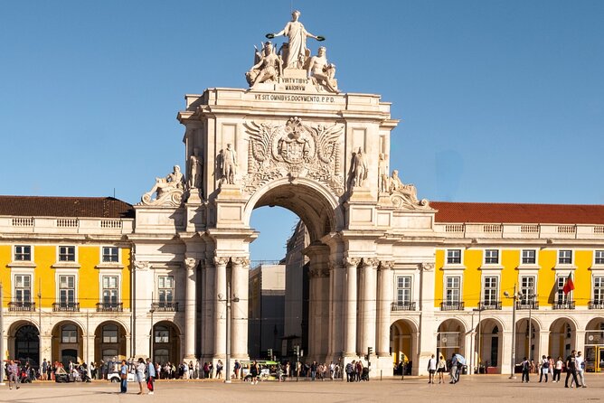 Lisbon (Chiado-Baixa) Scavenger Hunt and Sights Self-Guided Tour - Fernando Pessoa and the pleasures of a close look