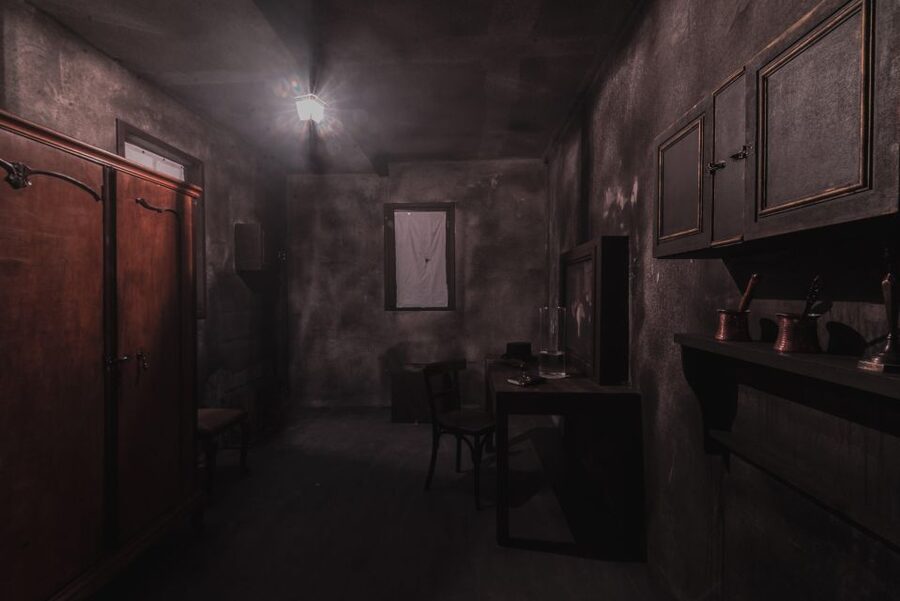 Live escape room - Finding the entrance in Berlin or Göppingen