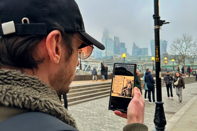 London: Food Treasure Hunt and Walking Tour - The first food stop: a classic British treat
