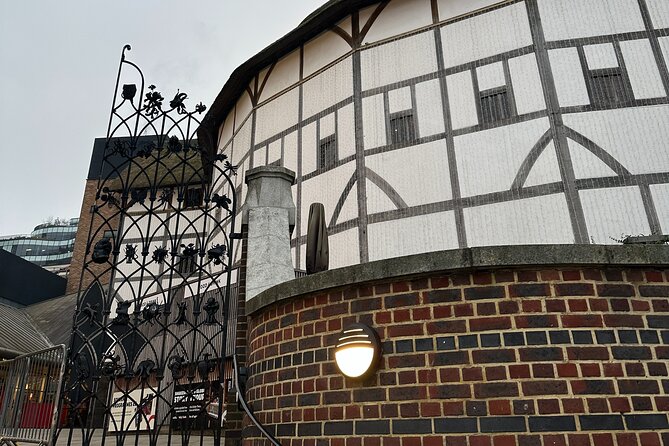 London: Food Treasure Hunt and Walking Tour - A traditional pub lunch in the middle of the mission