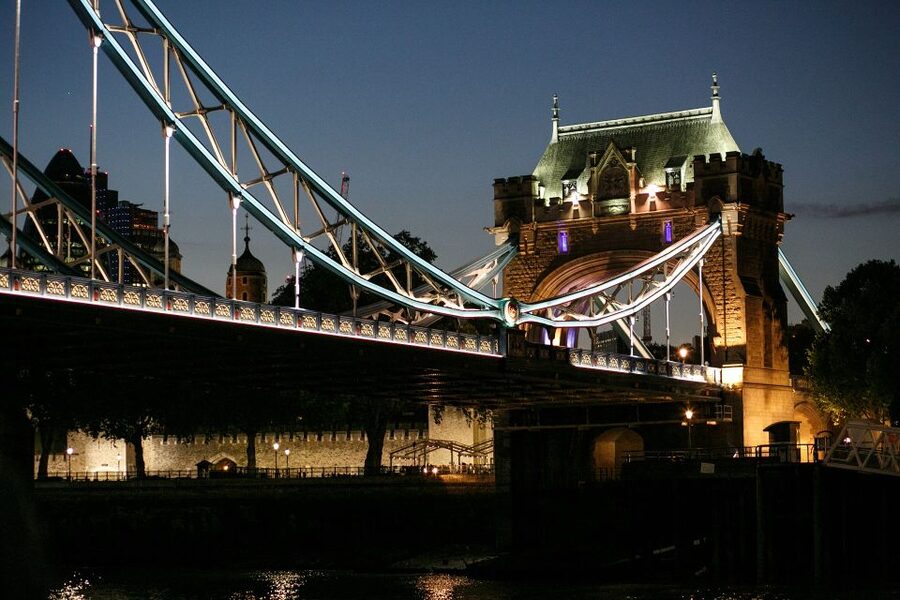 London: Murder Mystery Cruise With 3-Course Dinner - A whodunit with London moving past the windows