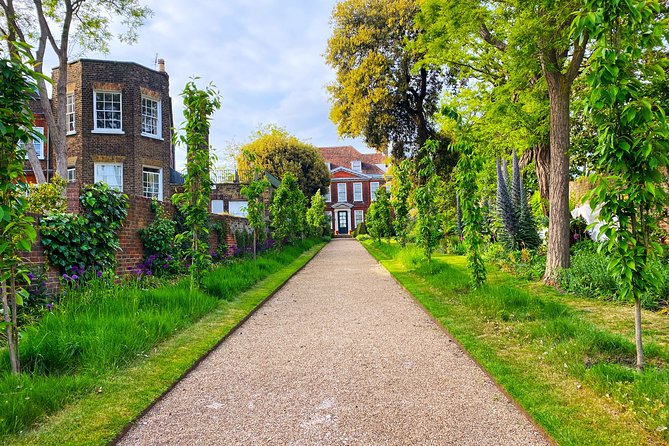 London's Hampstead: A vibrant village voyage city game - Side streets, shops, and dream homes