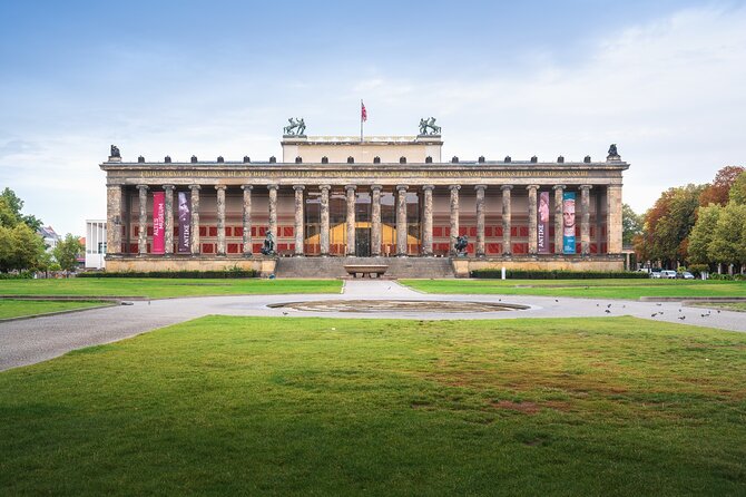 Love and War in Berlin: Self-Guided Story Puzzle Walk - Neue Wache and the memory of war