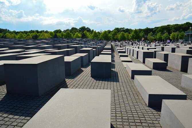 Love and War in Berlin: Self-Guided Story Puzzle Walk - From Marx and Engels to the Lustgarten