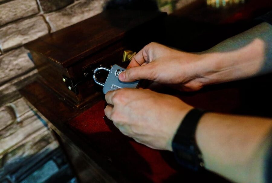 Madrid: Scary Escape Room "The Haunted Box" - Sixty minutes inside an abandoned house