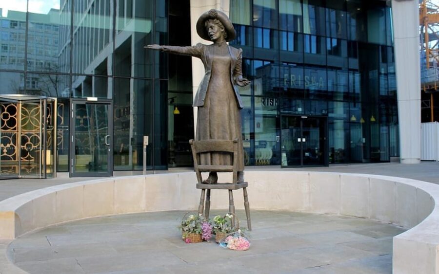 Manchester: City Walking Tour & Exploration Game - Who should book the Manchester Quest?