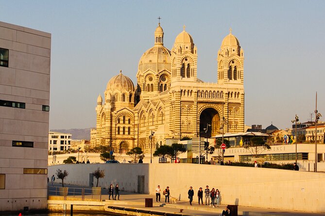 Marseille Old Town Exploration Game and Tour - Finding the Diamond House near City Hall