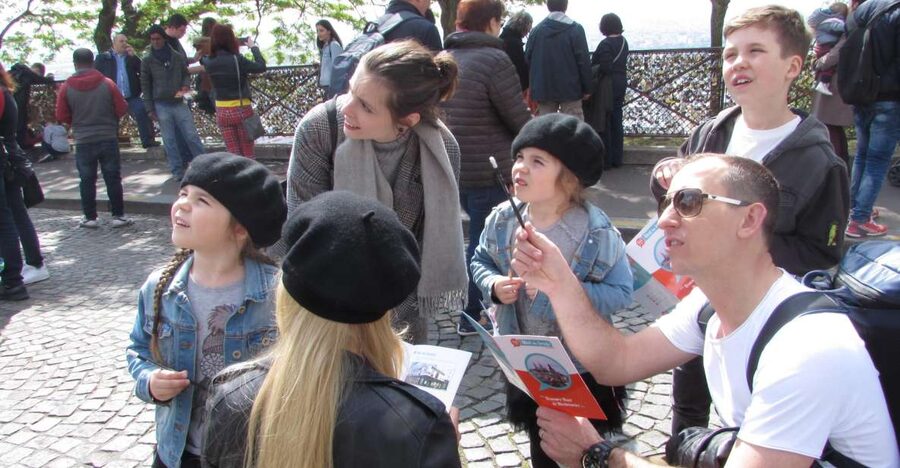 Montmartre: Private Treasure Hunt for Families and Kids - Solving the final clues in the public gardens
