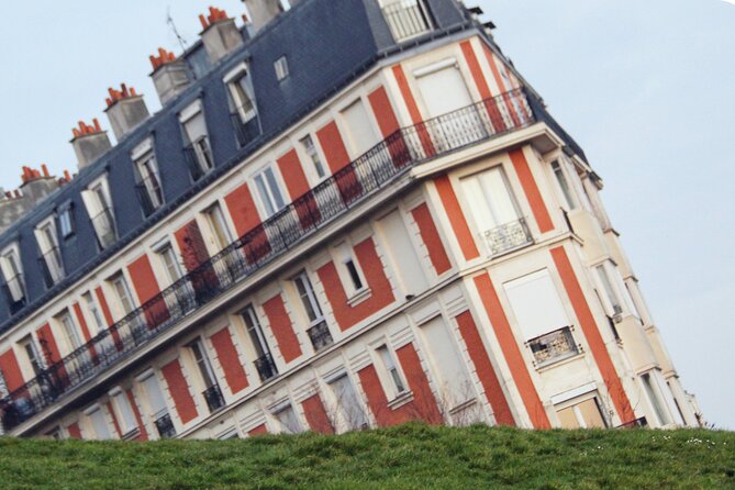 Montmartre Scavenger Hunt and Highlights Self-Guided Tour - Following clues through Montmartre