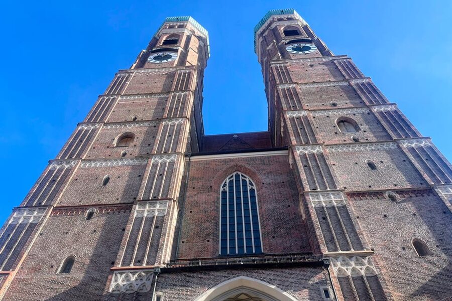 Munich: Self-guided sightseeing scavenger hunt for families - How the Hofgarten start sets the tone