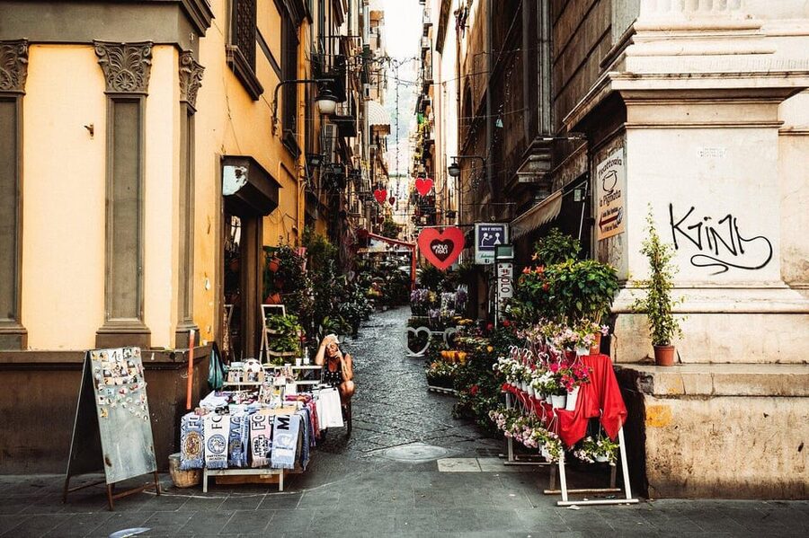 Naples: Family Mythology Treasure Hunt w/ Food Stop - The final stretch to Piazza Municipio