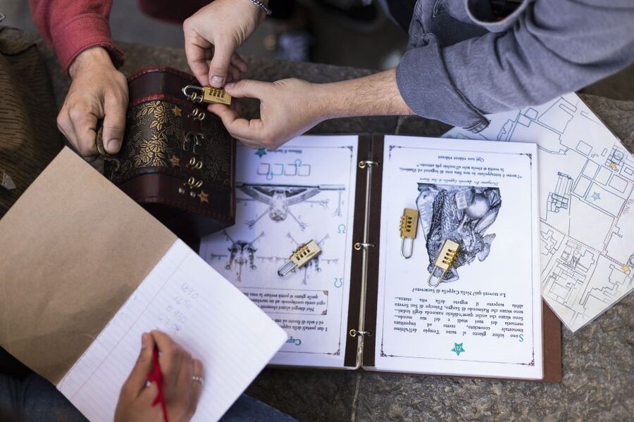 Naples: The Path of the Immortals Treasure Hunt Walking Tour - Starting at Bagoff with the story in hand