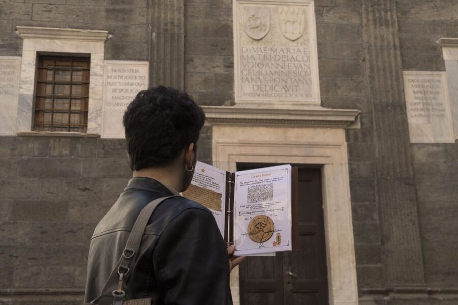 Naples: The Path of the Immortals Treasure Hunt Walking Tour - Language, group style, and the right audience