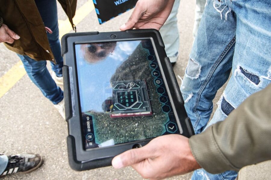 Outdoor Escape Game with Augmented Reality trough Zurich - What the augmented reality adds