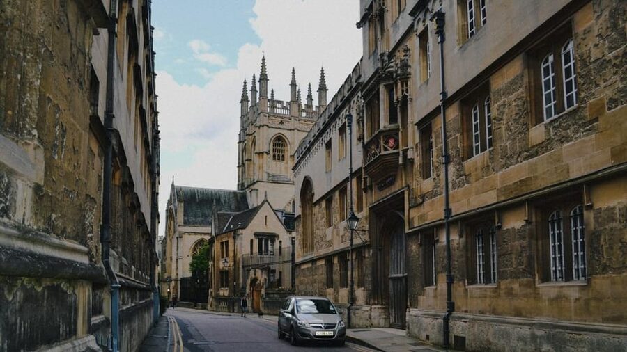 Oxford: City Tour & Exploration Game - Weather, crowds, and the best time to play