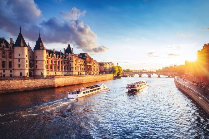 Paris Scavenger Hunt and Highlights Self-Guided Tour - Solving clues instead of following a standard tour