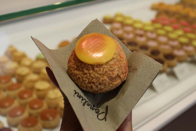 Paris Sweet & Chocolate Family Treasure Hunt - Choosing among 15 macaron flavors