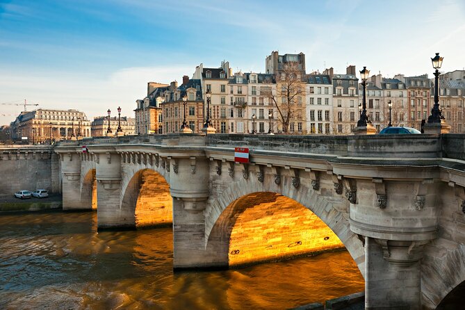 Paris WWII: Occupation & Liberation Exploration Game and Tour - Starting at the Charles de Gaulle statue