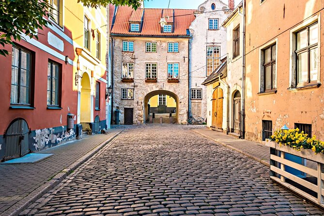 Riga Scavenger Hunt and Highlights Self Guided Audio Tour - House of the Black Heads and the Final Stretch