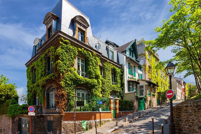 Romantic Montmartre: Paris Lost Lovers Exploration Game and Tour - Following the first clues through Montmartre
