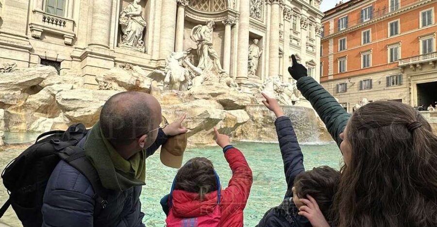 Rome: Treasure Hunt for Kids and Families Trevi and Pantheon - Trevi Fountain as a clue-filled stop