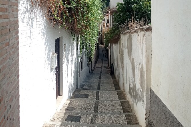 Royal Secrets of Granada: Self-Guided Dynasty Puzzle Quest - Starting beside Granada Cathedral