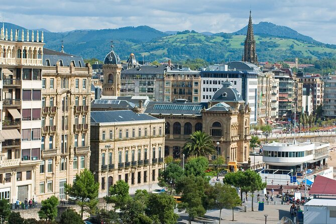 San Sebastian: Old Town Exploration Game and Tour - Santa Maria del Coro and the Old Theatre