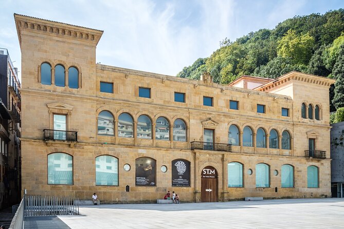 San Sebastian: Old Town Exploration Game and Tour - Portaletas, the Aquarium, and the sea edge