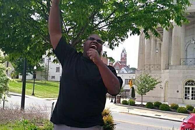 Scavenger Hunt Adventure in Indianapolis by Wacky Walks - Taking Turns as King and Queen
