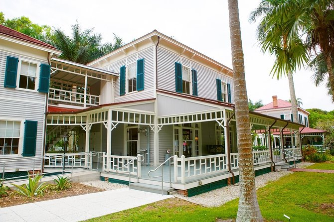 Self-Guided Fort Myers Scavenger Hunt: His Greatest Invention - Stop 5: Manatee Park