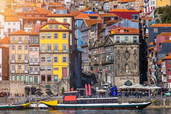 Self-Guided Scavenger Hunt and Tour in Porto - MMIPO and the Palacio da Bolsa