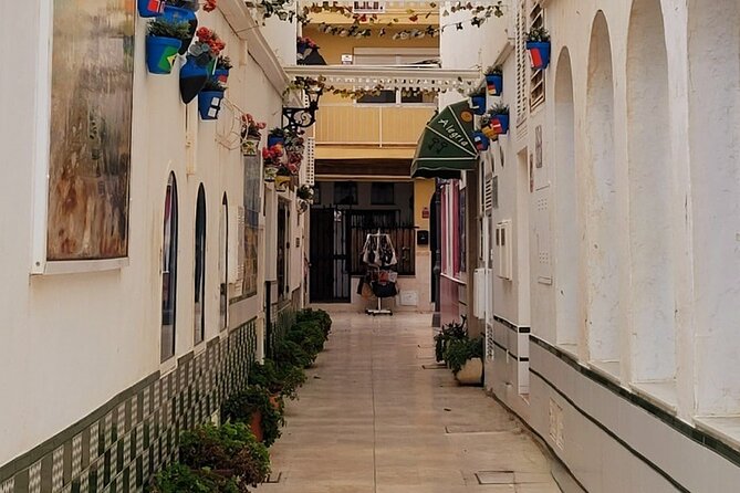 Self Guided Scavenger Hunt in Torremolinos - Parque de la Batería adds scenery and playful details