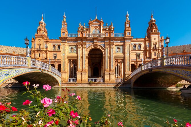 Seville Scavenger Hunt and Highlights Self Guided Audio Tour - Puerta del León and the Royal Tobacco Factory