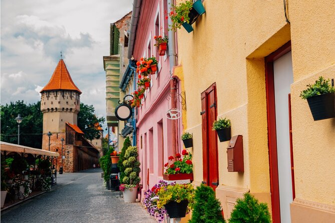 Sibiu Old Town Exploration Game and Self-Guided Tour - Following the old fortress walls