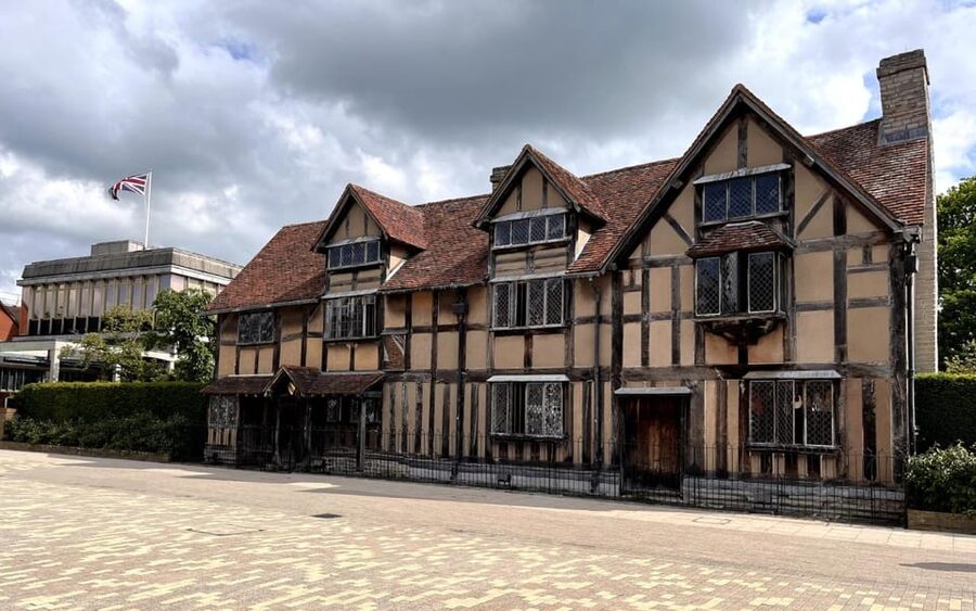 Stratford-upon-Avon: City Walking Tour & Exploration Game - Who will enjoy this most