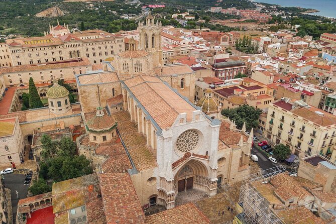 Tarragona Scavenger Hunt and Highlights Self Guided Audio Tour - The market, city hall, and Mediterranean Balcony