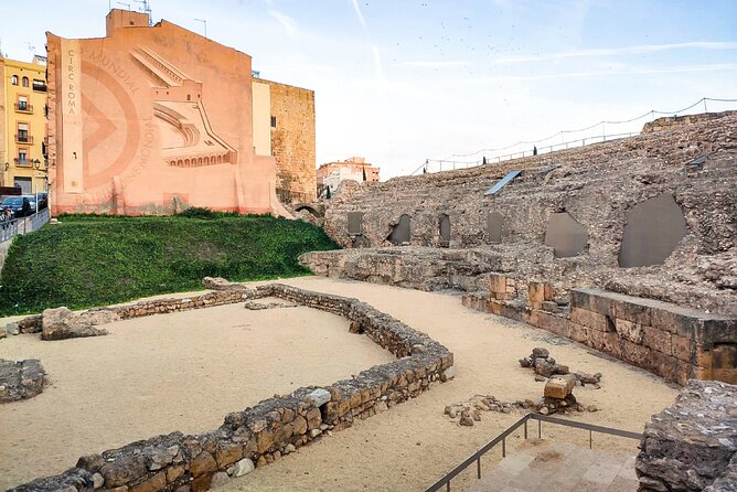 Tarragona Scavenger Hunt and Sights Self-Guided Tour - Plaça de la Font and the city between monuments