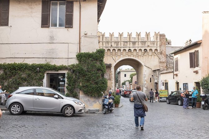 Treasure hunt in Rome, Ghetto and Trastevere - Porta Settimiana shows Rome’s older defensive edge