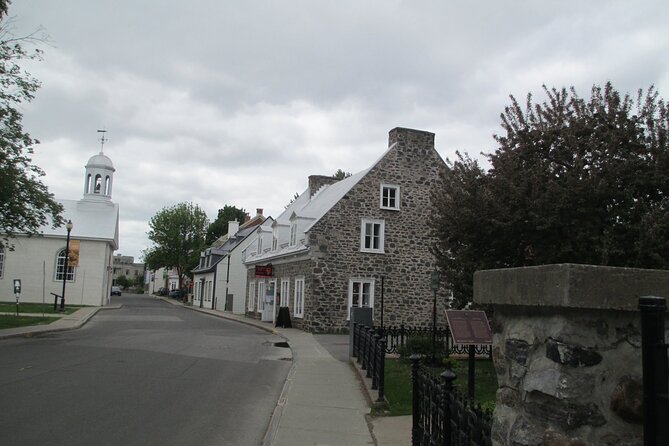 Trois-Rivières Self-Guided Walking Tour and Scavenger Hunt - Place d’Armes, the old prison, and Musée Pop