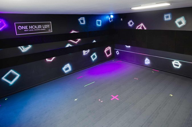 Virtual Reality on 30m2 Escape Rooms, Arcade Games and Shooter - No headphones keeps the group connected